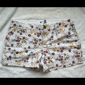 Old Navy short. Burgundy mustard yellow flower pint. Size 8. Gently used.